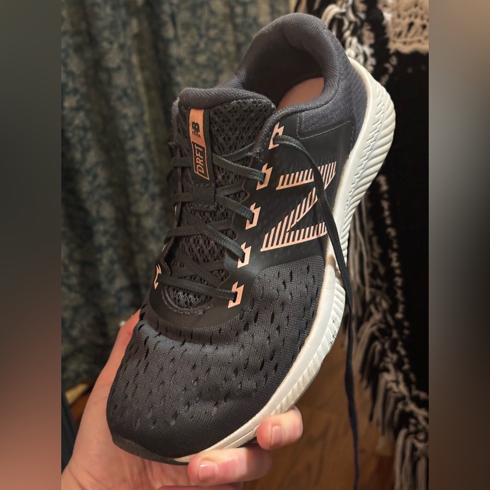 New Balance Women’s Running Shoe Size 8 WDRFT LK1 Gray & Peach